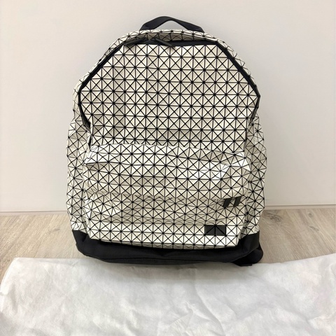 三宅baobao米白後背包-近全新未使用（附保卡、防塵袋）