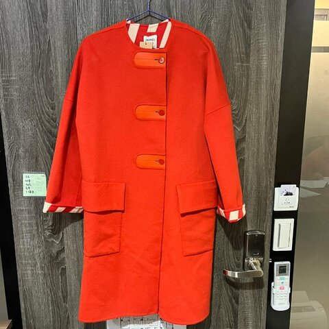 【美收精品】HERMÈS 橘紅色 100% 羊絨皮質扣飾大衣外套 6-442【隔月月中將轉賣至日本 上架期限30天】