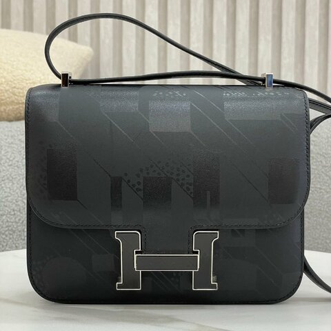 【限定 So Black】愛馬仕 Hermès Constance 19 康康 限定 So Black 暗花 黑色 Sombrero皮 銀扣＋H釦琺瑯釦｜A刻