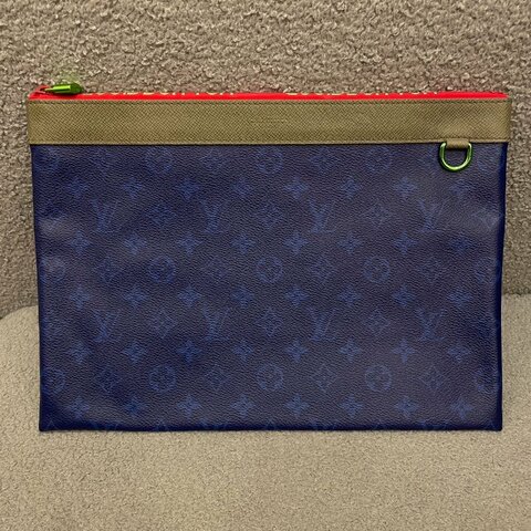 路易威登 Louis Vuitton Logo 手拿包 電光藍拼老花 PVC皮 幻彩綠五金｜全新