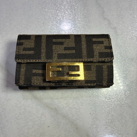 🥰敲碗的短夾來囉🥳Fendi Baguette Micro Trifold 三折短夾錢包💰
