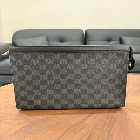 LOUIS VUITTON Pochette Voyage 棋盘格拉链开合 帆布拼牛皮 手拿包洗漱包 中号 男款 灰色