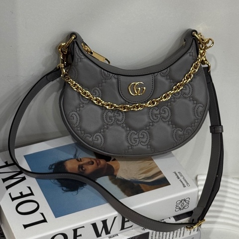 GUCCI 739736 灰色半月型斜背包