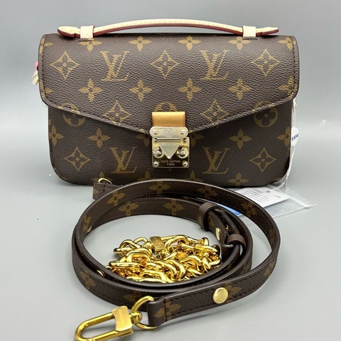 lv路易威登Pochette Métis East West 手袋选用 Monogram 帆布、牛皮革饰边