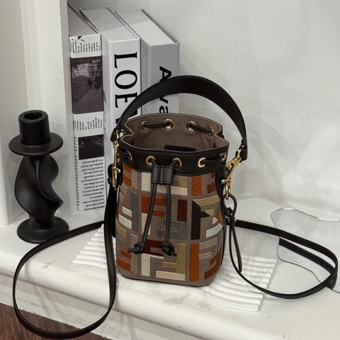 FENDI  帆布拚色水桶抽繩包MINI