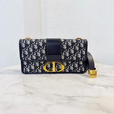 Dior Montaigne 30 斜肩背包