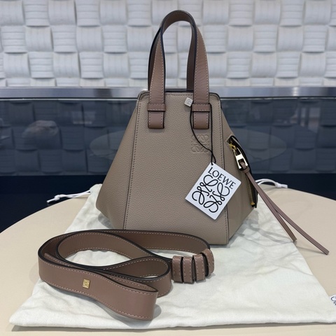 99新 LOEWE/羅意威 吊床包 新尺寸Hammock手袋 灰褐色荔枝紋牛皮，20×19×14cm