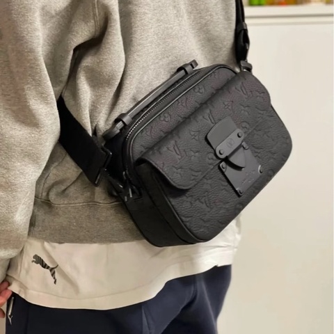 LV/路易威登S Lock黑武士相機郵差包，芯片款，尺寸22 x 18 x 8
