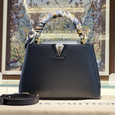 99新LV路易威登Louis Vuitton Capucines 卡普辛BB 黑金荔枝牛紋手提斜挎包