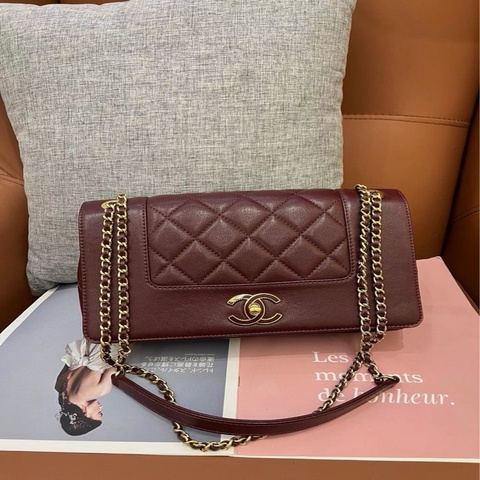 CHANEL 季節款雙C琺瑯扣口蓋包中號 「牛皮」特殊酒紅色