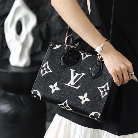 99新全配🖤#Lv #onthego #小號托特 #全皮黑白 #晶片款