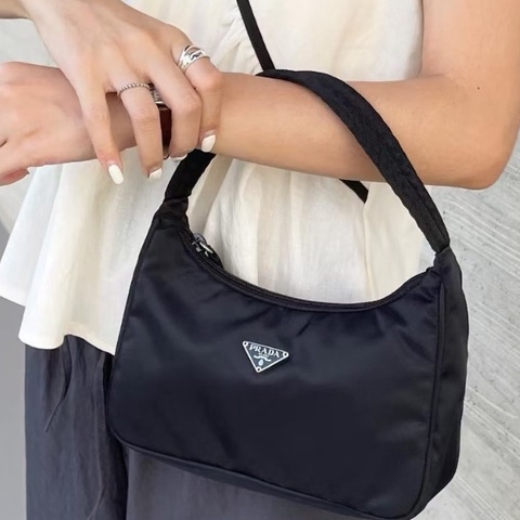 秒殺價‼️#Prada #hobo #尼龍腋下包