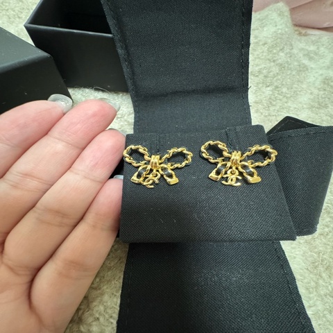 Chanel 經典皮穿鏈蝴蝶結耳環