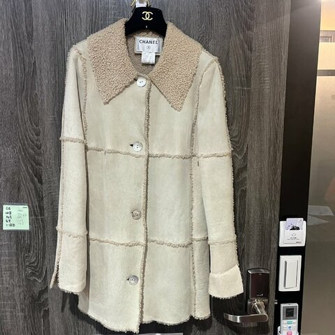 【美收精品】CHANEL 米白色剪羊毛皮革中長版大衣外套 5-998【隔月月中將轉賣至日本 上架期限30天】
