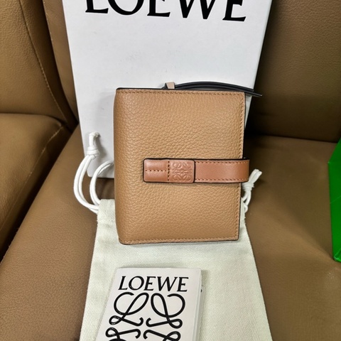 Loewe焦糖色對折短夾