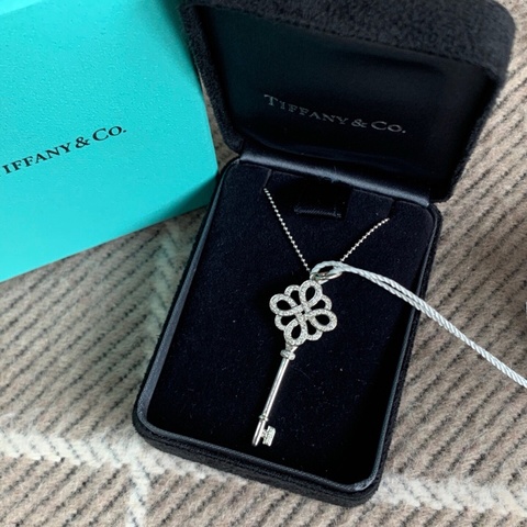 Tiffany 蒂芙尼Keys系列中國結鑰匙鑲鑽白金項鍊 長約：41cm左右 鑲嵌圓形明亮式切割鑽石 鑰匙項鍊