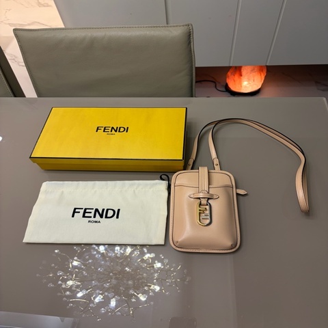 Fendi 牛皮手機肩背零錢卡夾多用途