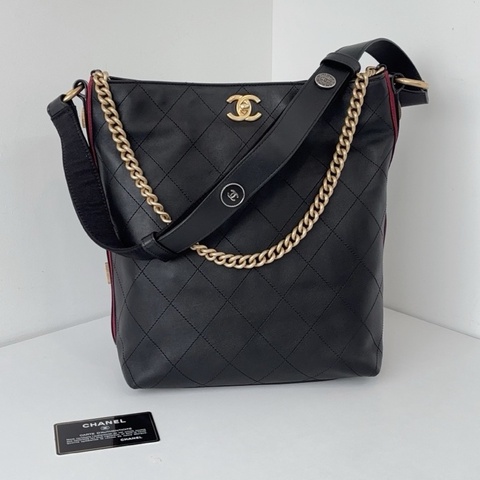 【近新閒置品】Chanel香奈兒 黑金菱格嬉皮士Hobo徽章中號水桶包手提單肩斜背包鏈條包