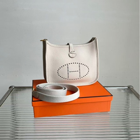 閒置🆕 HERMES/愛馬仕 Evelyne Mini 伊芙琳，奶昔白金扣26年 G 刻全套，尺寸：16*5*18cm