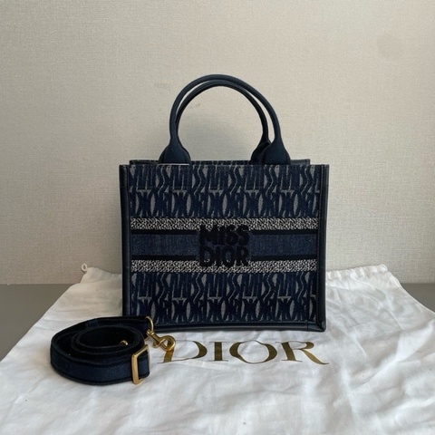 Dior迪奧💜book tote 藍色牛仔💗 刺繡托特包 小號 99新💕 尺寸：26×21 附件：肩帶 塵袋