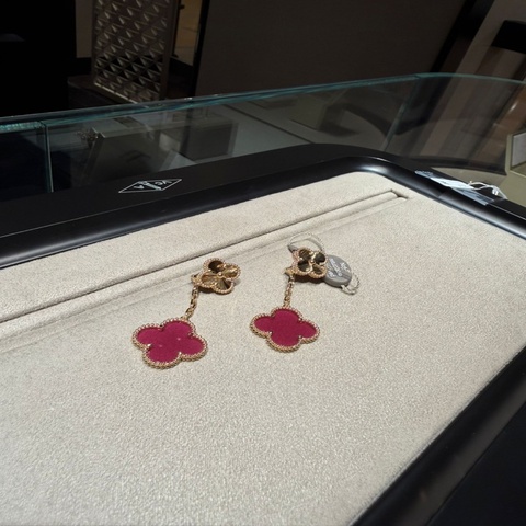 Van Cleef & Arpels梵克雅寶2026最新粉色耳環