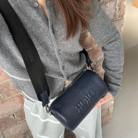 Dior 迪奧 Roller 黑色荔枝紋浮雕 Logo 圓筒包😍