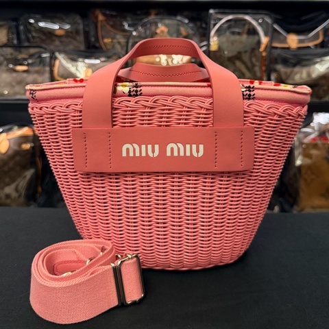 缪缪 MiuMiu 粉色编织菜篮手提沙滩托特包