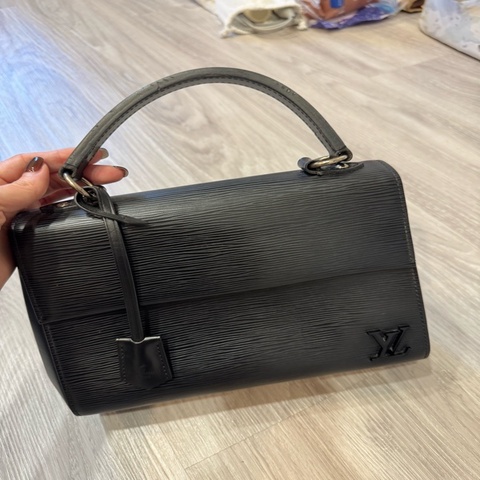 LV Louis Vuitton 黑色水波紋 Cluny BB
