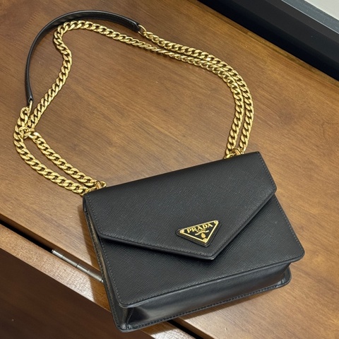 PRADA  黑金信封包