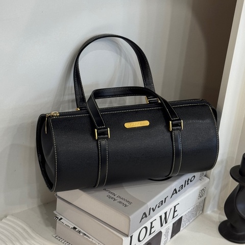 BURBERRY 黑皮革圓筒包