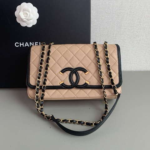 Chanel香奈兒❤️ Filigree 奶茶色拼黑邊荔枝紋皮單肩斜挎包 98新💕 尺寸：25x15cm