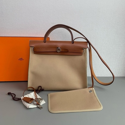 Hermès s愛馬仕🐎 Herbag31  帆布拼皮手提單肩斜挎包💗 98新💕 尺寸：31x26cm 附件：鑰匙 鎖 子袋