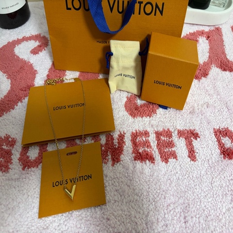 Essential V 項鍊 LV M00857