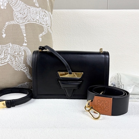 Loewe 羅意威 Barcelona 巴塞隆納 三角包 黑
