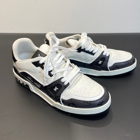 Louis Vuitton  LV路易威登 Trainer 黑白浮雕 42碼