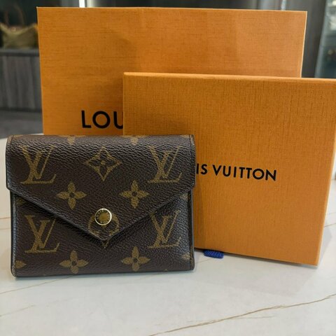 *SHIHNA名牌精品*LV M62472 經典VICTORINE老花三折短夾