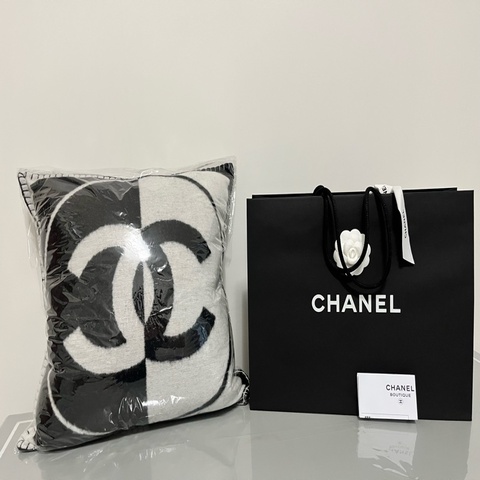CHANEL《全新全配》25A 黑白雙C LOGO抱枕