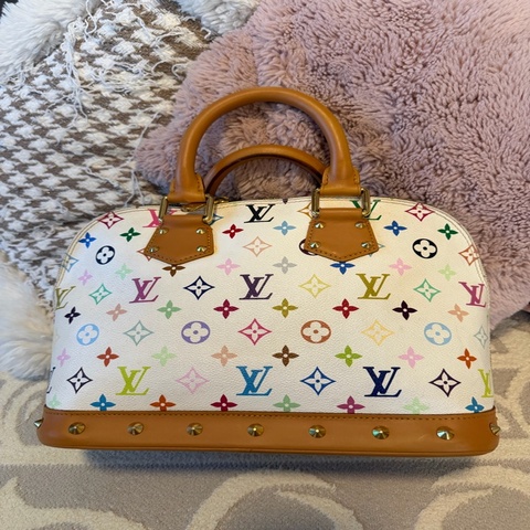 LV 白三彩贝壳包尺寸30*22，有護理