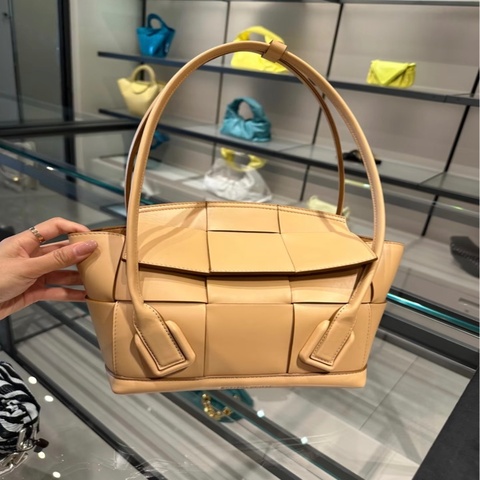 「JL精品代購」9新 BV arco33荔枝紋牛皮駝色單肩腋下包