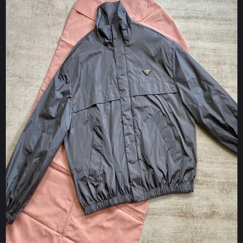 Prada 24男款 鐵灰色 尼龍衝鋒外套