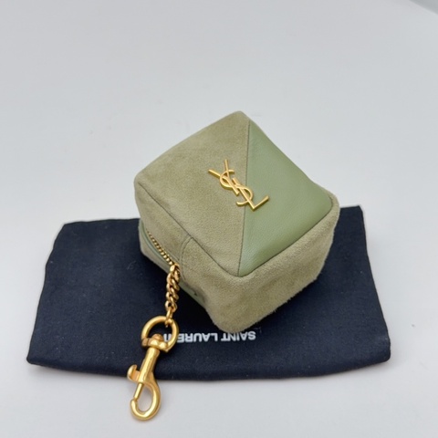 全新帶膜YSL 聖羅蘭 jamie正方形掛飾，麂皮絨面羊皮拼接 綠色，可當耳機包 小掛包 尺寸6*6.5*5cm 附件：塵袋