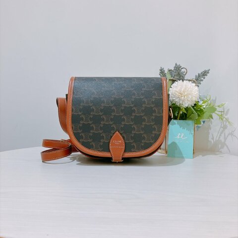 TK2148	思琳 中號 馬鞍包 Celine Medium Folco Bag In Triomphe Canvas X Calfskin With Gold Finishing Tan