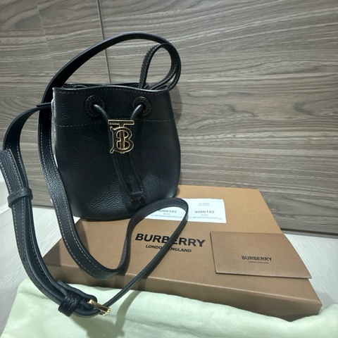 全新BURBERRY TB抽繩迷你黑色水桶包