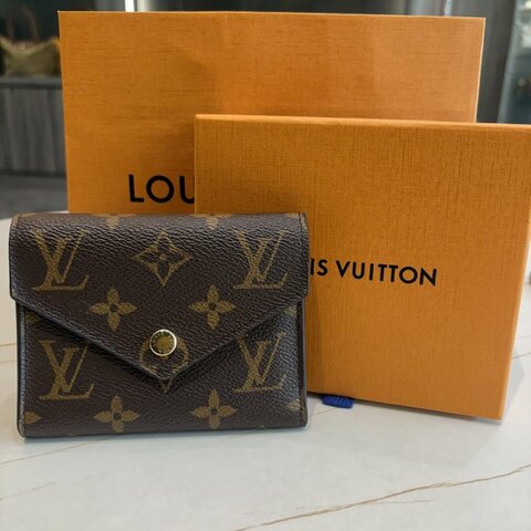 *SHIHNA名牌精品* LV M62472 VICTORINE 老花三折短夾