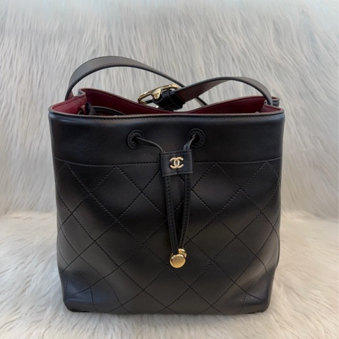 CHANEL AS6584 2026 秋冬前導系列(台灣缺貨）黑皮 金釦  水桶包 肩背包