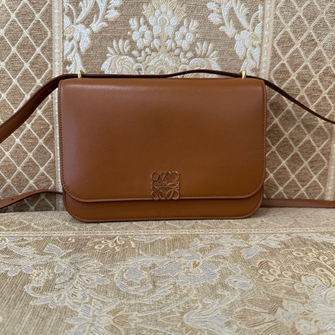 Loewe 焦糖棕滑面牛皮內灰藍色金釦下蓋磁吸斜背包A896N01X03