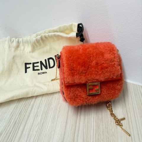 FENDI 羊羔毛Nano迷你小包