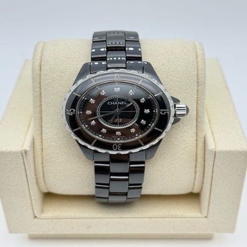 香奈兒J12系列H1626，表徑38mm，單表，整體黑陶瓷材質，鑽刻度，自動機械動力