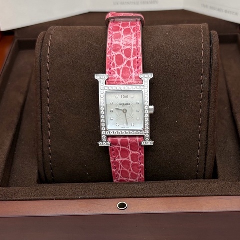 爱马仕/Hermes HEURE H W036766WW00 石英 钢，附件如图，背膜还在，镶嵌64顆鑽石
