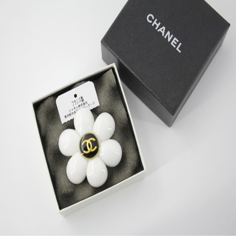 Chanel Vintage 96P 樹脂白色六瓣花胸